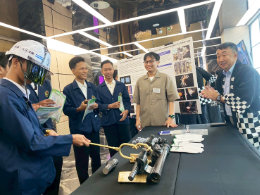 ガス圧接継手の説明をする山田理事長 /></td>
                </tr>
                <tr>
                    <td class=