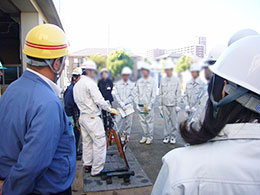 神戸科学技術高校と布施工科高校の合同出前講座で圧接を行う布施工科高校の学生